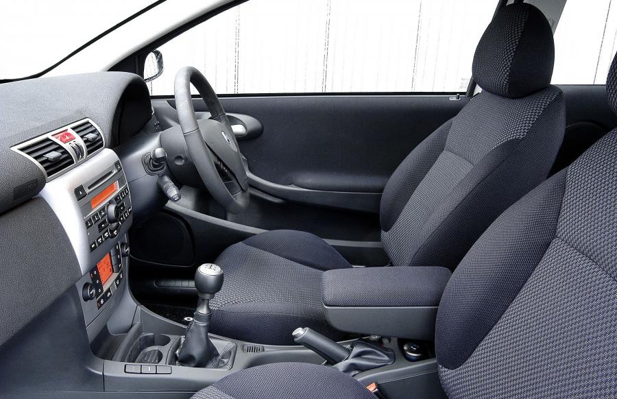 Интерьер Fiat Stilo 3-Door 2004 года  (UK) (фото 3 из 10)